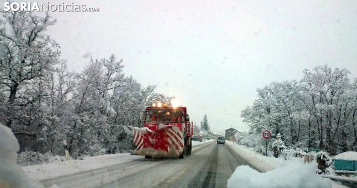 Una quitanieves circula por una carretera de Soria en una imagen de archivo./SN