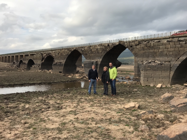 El PSOE realiza un trabajo coordinado para impulsar una actuación urgente en el puente romano