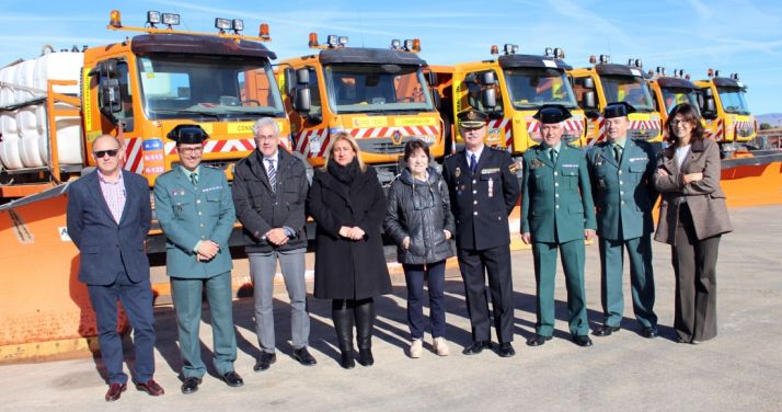 La subdelegada, (4ª izda.) junto a técnicos y miembros de la Guardia Civil este lunes. 