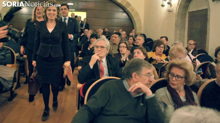 Salgueiro a su llegada al aula magna Tirso de Molina acompañada por Yolanda de Gregorio y Carlos Martínez Izquierdo. /SN