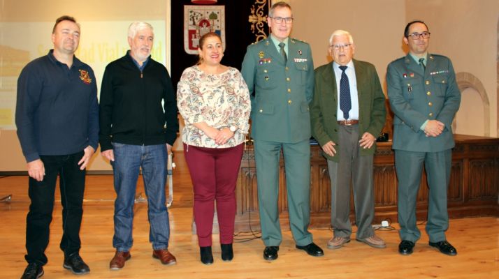 El teniente coronel, flanqueado por la subdelegada y el director de la FCCR. /S. de G..