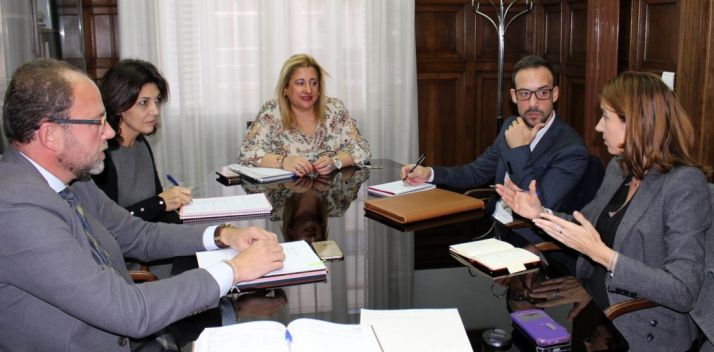 Una imagen de la reunión este martes en la sede de la Subdelegación. 