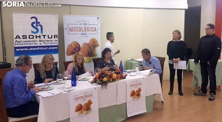 El jurado calificador esta tarde en el CIFP La Merced, en la capital. /SN