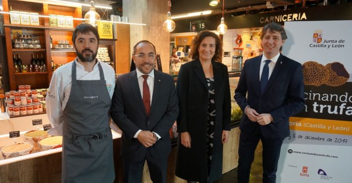 Óscar García (Baluarte), Luis Rey (Diputación), Josefa García Cirac (consejera) y Carlos Martínez (alcalde) hoy en Madrid. ))