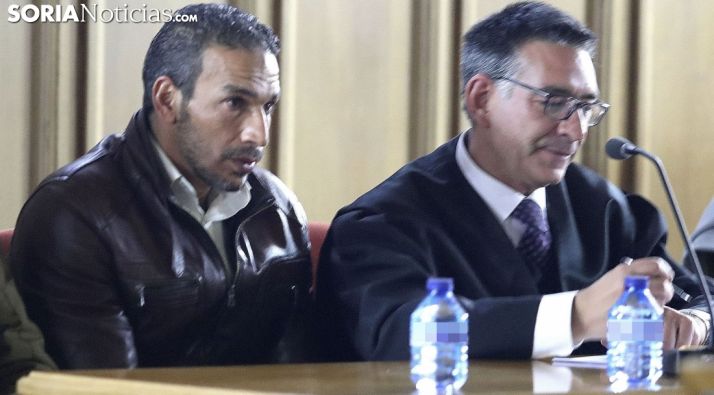 El acusado, (izda.) con su abogado esta tarde en la lectura del veredicto. /SN