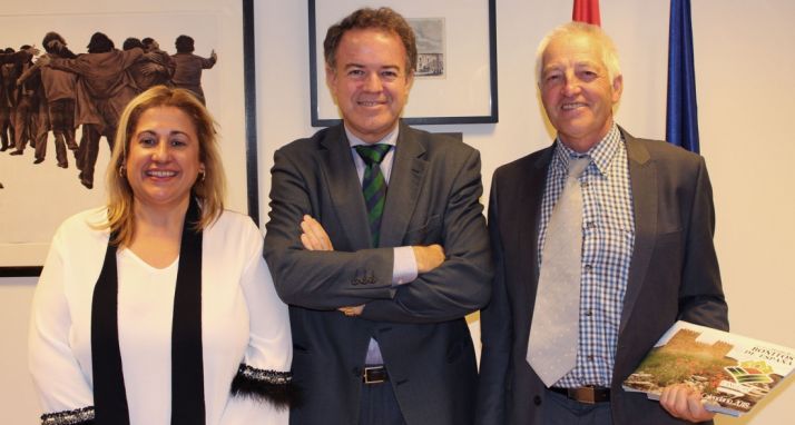 El alcalde, (dcha.) con el director de Bellas Artes y la subdelegada.