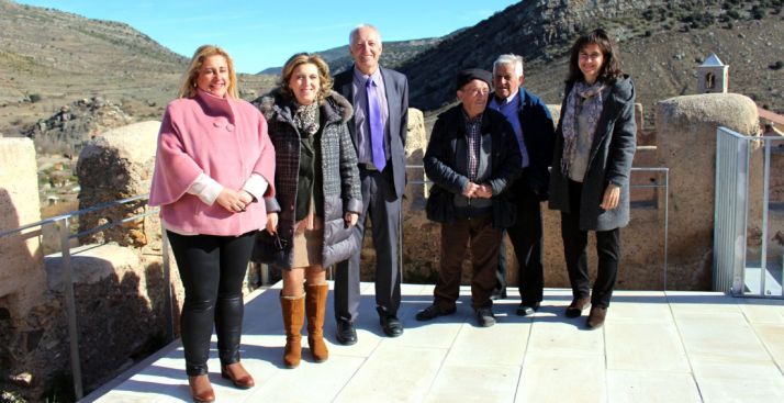 La delegada gubernamental, (2ª izda.), junto al alcalde y la subdelegada y algunos vecinos del pueblo. /S. de G.