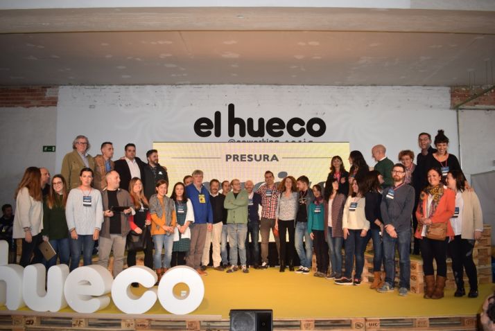 Foto del grupo de colaboradores y voluntarios que han hecho posible el desarrollo de la Feria organizada por El Hueco. /SN