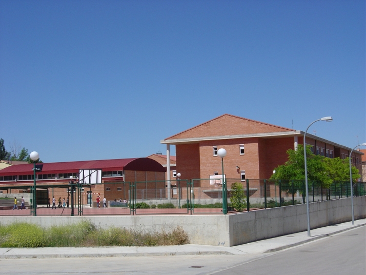 El Burgo concede becas al estudio y subvenciones a asociaciones