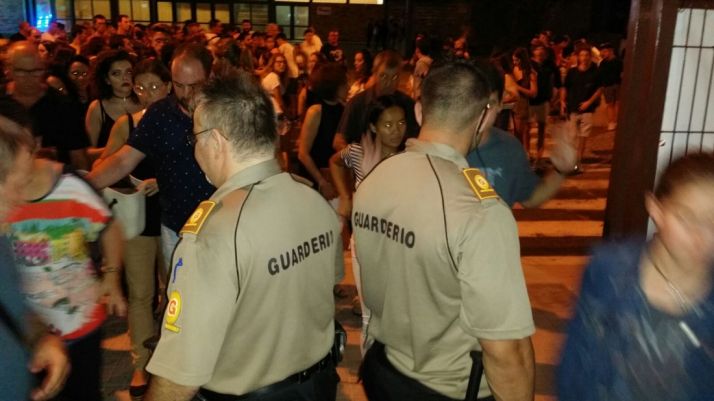 Agentes de seguridad privada en un control.