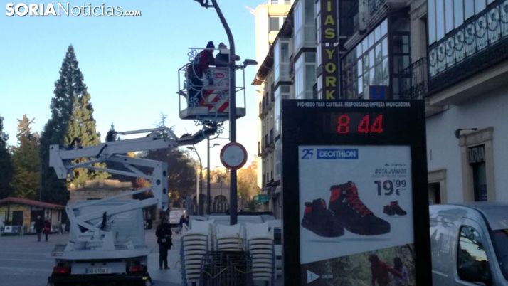 Operarios municipales esta mañana en Granados. /SN