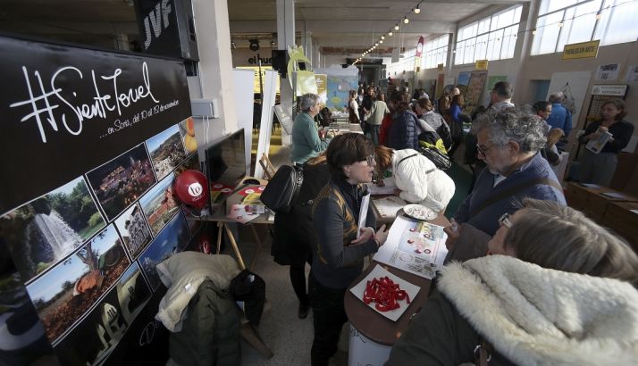 Imagen de los estands de la feria, de diversas empresas, entidades y proyectos.
