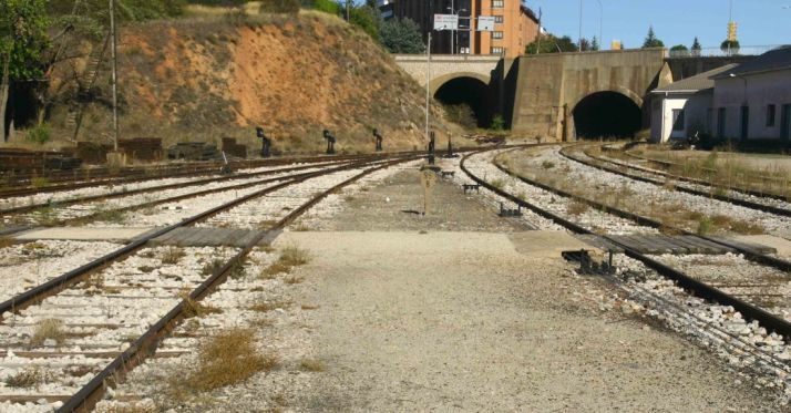 Vías de la estación de tren de Soria.