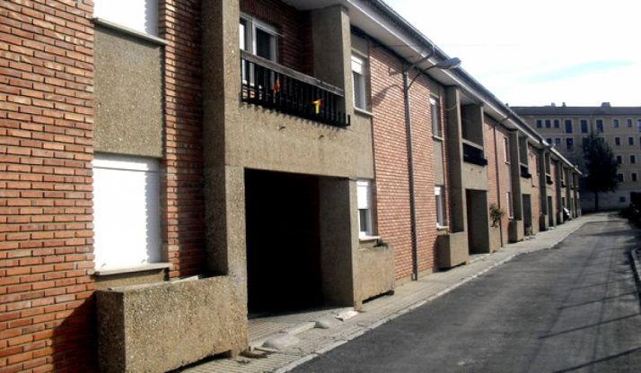 Fachada de las viviendas a subasta. 