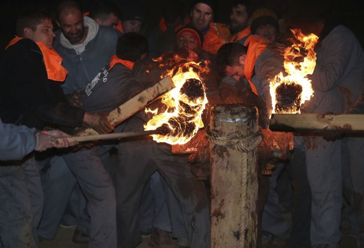 Momento en el que se encienden las bolas de fuego del Toro Jubilo