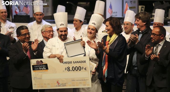 La pareja de ganadores, ovacionada por el público. /SN