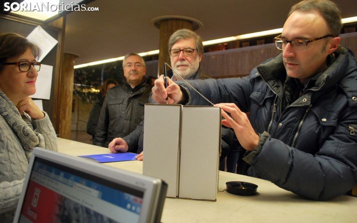 Aparicio, en el centro, en la entrega de las adhesiones. /SN 