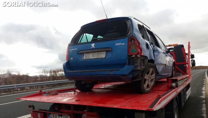 Un vehículo siniestrado este lunes en la A-15 en Ágreda. /SN
