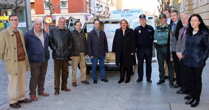 Imagen de la entrega de comestibles a la puerta de la sede de la Subdelegación. 