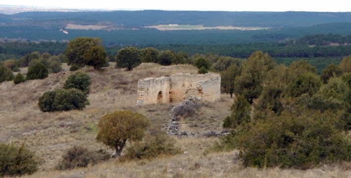 El entorno y las ruinas de la ermita de Santa Lucía. 