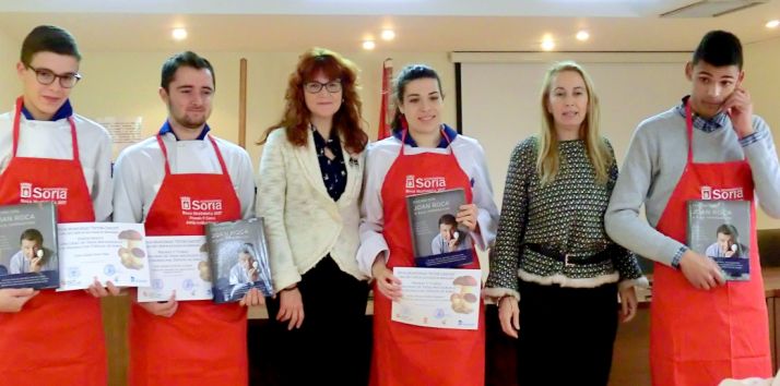 La responsable municipal, en el centro, con los premiados.