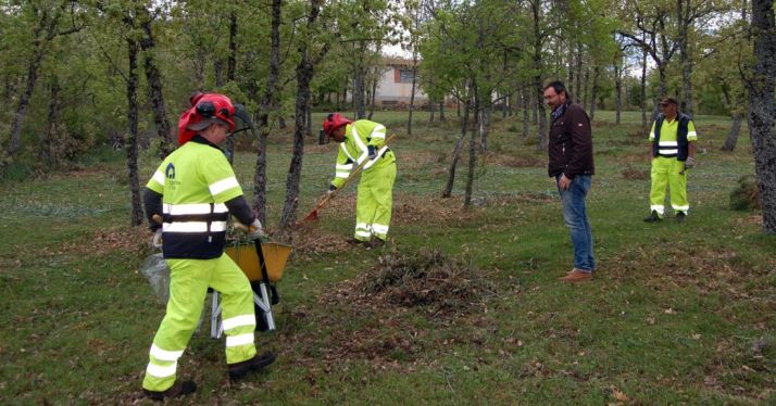 Una de las brigadas con el diputado Pedro Casas en una imagen de archivo. /Dip.