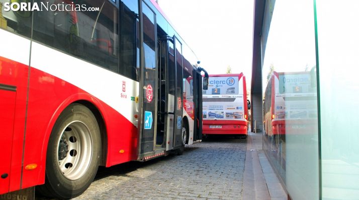 Dos autobuses urbanos de la capital. /SN