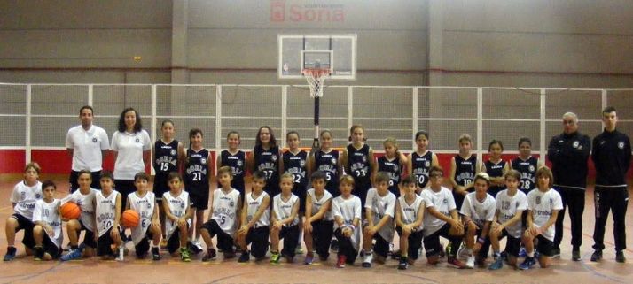 Los alevines del CSB con sus técnicos. /CSB