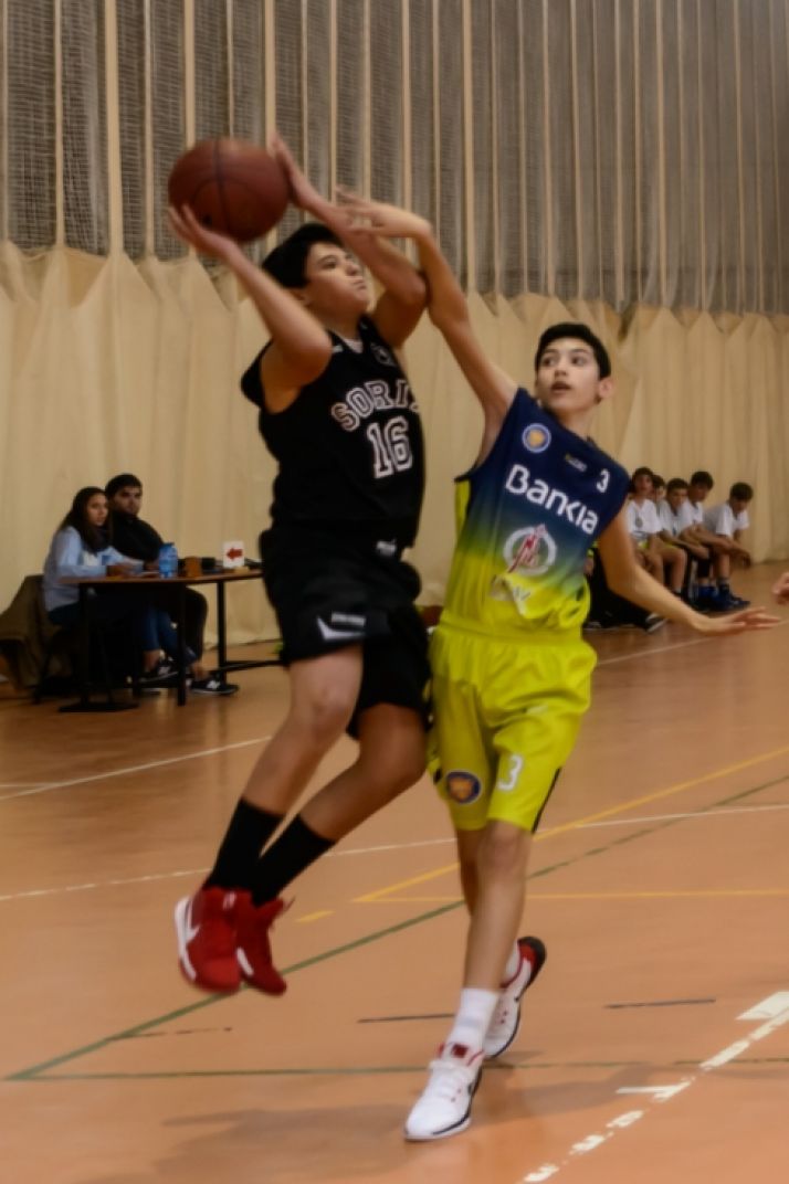 Un jugador del CSB salta ante la presión de su rival.