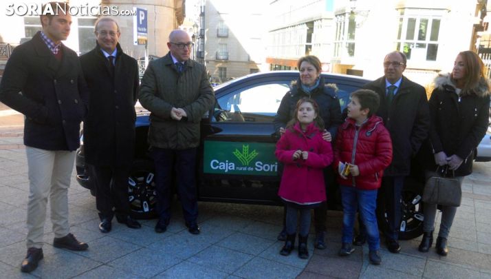 Un momento de la entrega del vehículo, en la calle Diputación. /SN