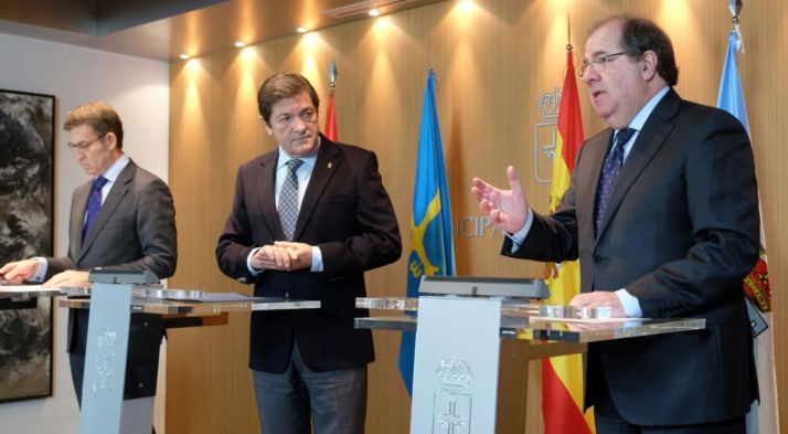 Herrera, (dcha.) junto a Fernández y Feijóo este lunes en Oviedo.