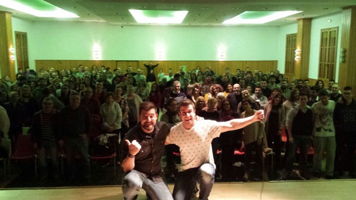 250 personas ríen juntas en Covaleda