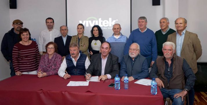 Alcaldes y responsables de los grupos LEADER en la presentación del documento. 