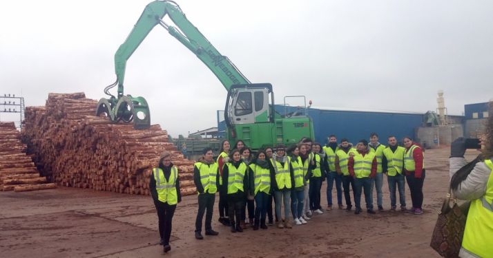 Estudiantes en una visita a la planta esta semana.