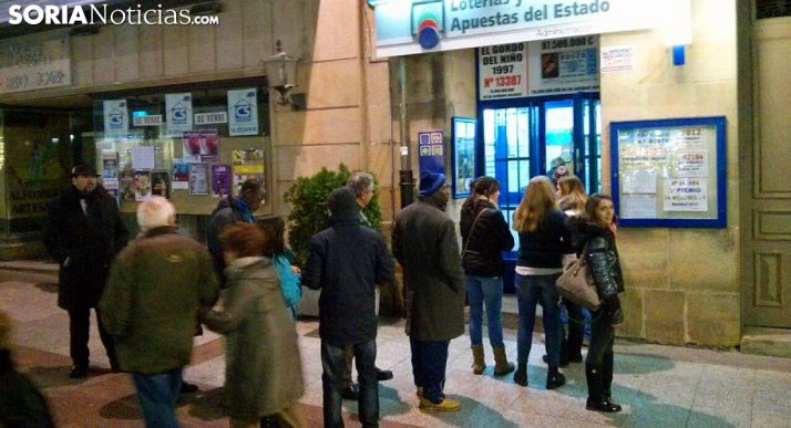 Una fila para comprar lotería en la capital. /SN