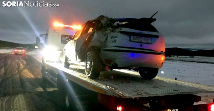 El vehículo en la grúa para su transporte. /SN