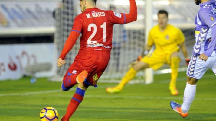 Marc Mateu, a punto de impactar con el balón en Los Pajaritos contra el Valladolid.