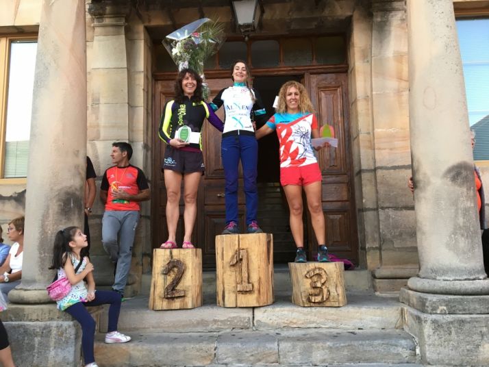 Marina Peña, en lo alto del podium en Covaleda. /FedeTriatlonCyL