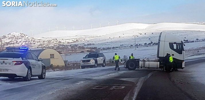 Una cabeza tractora en la CL-101 este viernes. /SN