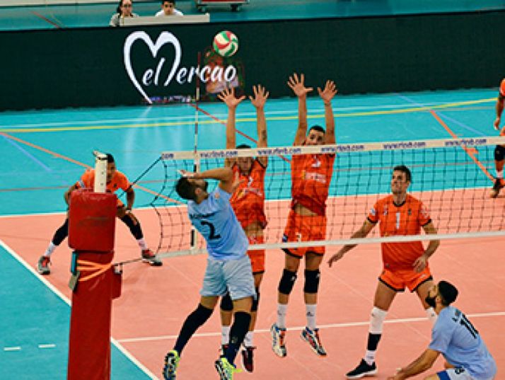 Manu Salvador remata el balón en una contienda ante el CV Teruel. 