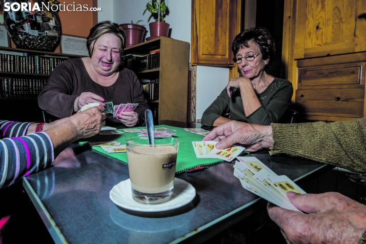 Socios de la Asociación San Roque en el local cedido por el Ayuntamiento.