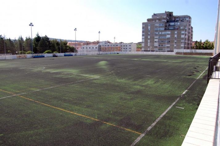 Nuevo césped artificial para el San Andrés y adaptación de la calle Calixto Pereda