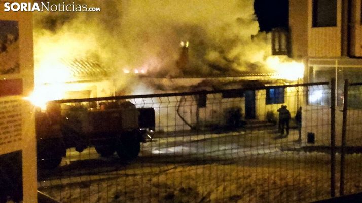 La gran humareda provocada en el incendio. /SN