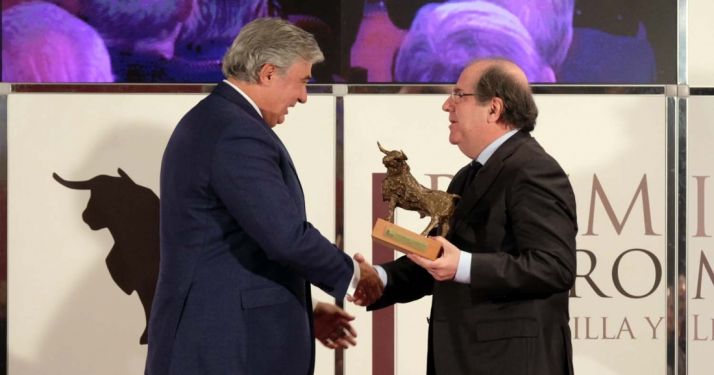 Pérez-Tabernero (izda.) recibe el premio de manos de Herrera. /Jta.