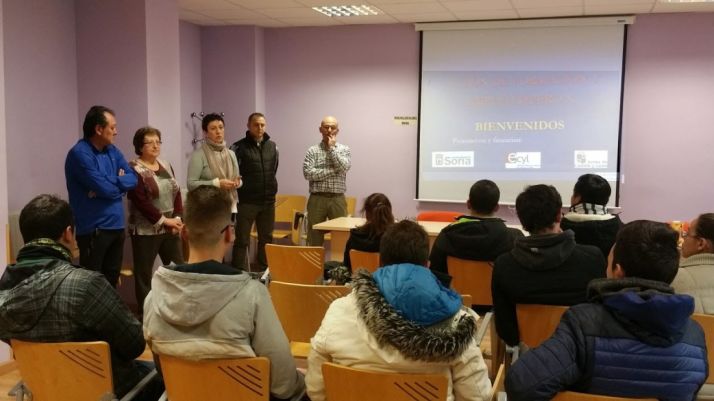 Docentes y responsables del curso, con los alumnos. 