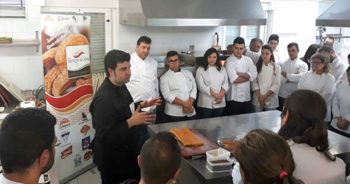 Juan Carlos Benito, ante los estudiantes de Hostelería. 