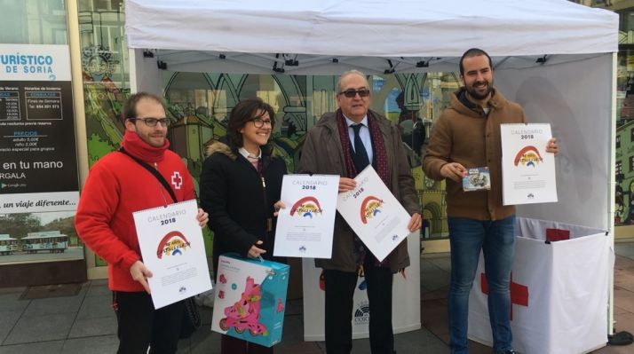 Reparto solidario de los calendarios que conmemoran el XXXV aniversario del Estatuto de Autonomía 
