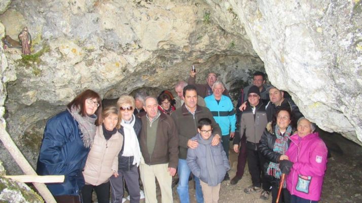 Colocación del belén de los Amigos de Golmayo. /A. G.