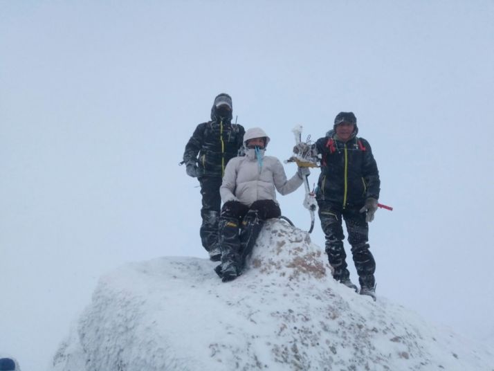 Montañeros en la cumbre de Urbión con el Belén. /Club 'De dos caminos el peor' de Covaleda