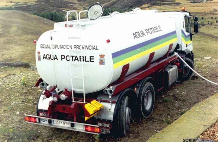 Camión cisterna de la Diputación para suministrar agua.